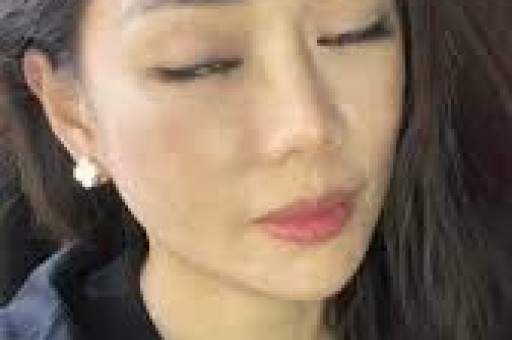 程序员开始批量生产「易梦玲」小红书的AI颜值博主挣了多少钱？
