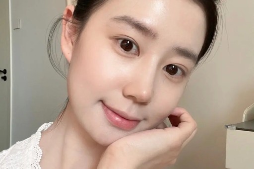 最近小红书突然成热门原因是几十万美国人涌入中美网民对帐本是中美民间交流的幸事却被一些歪嘴和尚念成了张维为的辩护词可笑。